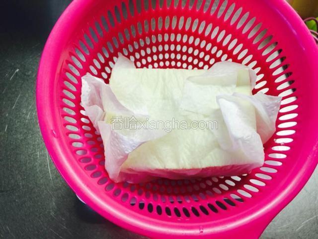 豆腐用吸油纸包住放一会儿去水分