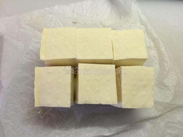 豆腐切成6小块