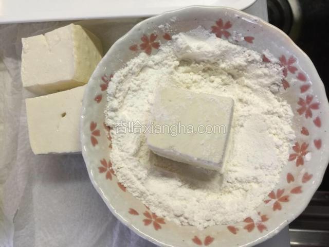 整体沾上搅拌好的混合粉