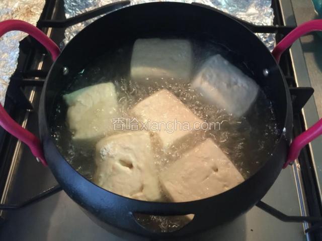 油170度左右放豆腐进油锅炸，因为豆腐还是会出水分，临放进去炸之前再放入剩下的混合粉里滚一滚再炸，这样炸出来外壳就很脆