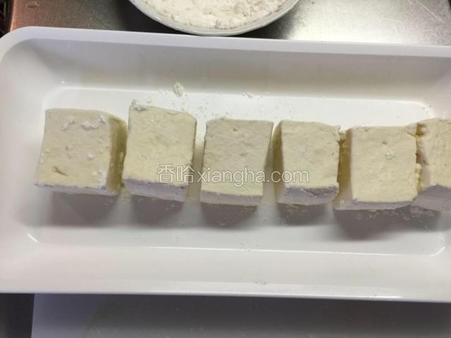 6块同样滚上粉备用