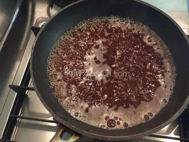 准备鲣鱼汤底，往150cc的水里加入鲣鱼粉末，酱油，味醂、煮开即可