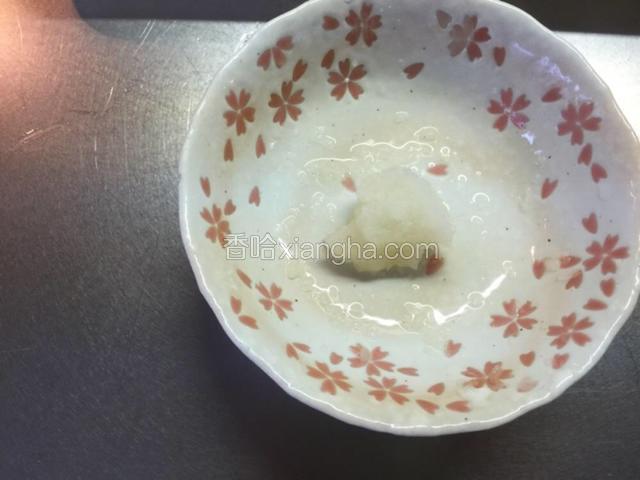 用手把多余的水分捏掉