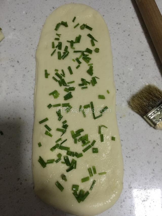 1）在表面刷上一层薄油，再撒上少许盐，不要太多否则会很咸.
2）撒上小葱花，要小葱会更香！