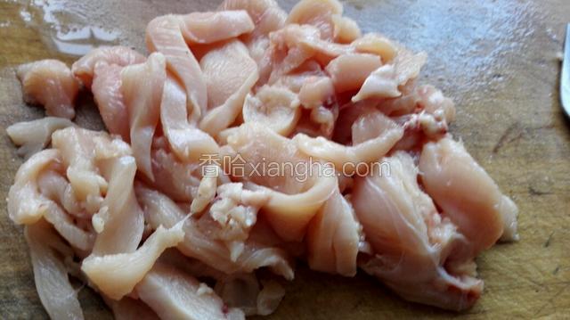 鸡胸肉洗净切片！