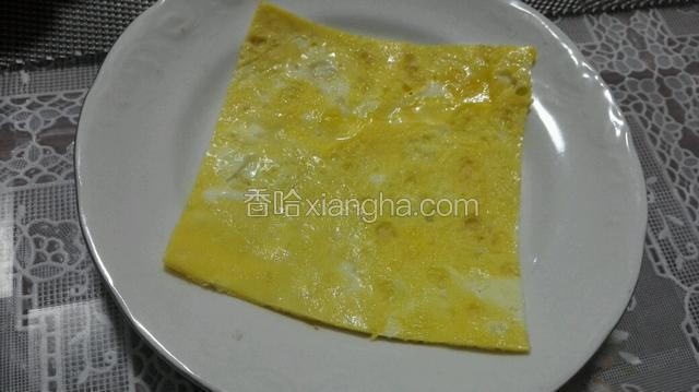 鸡蛋一个打散在锅里摊成饼，切去四边，成正方形！