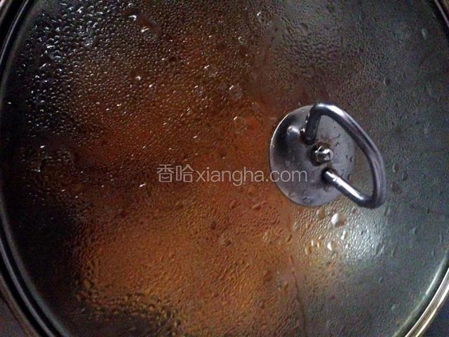 加盖小火慢慢熬，中间偶尔翻一下