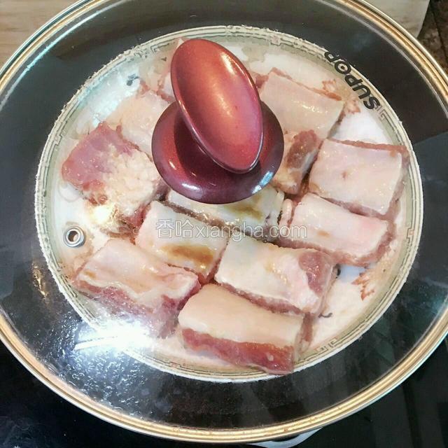 锅烧开水放入排骨