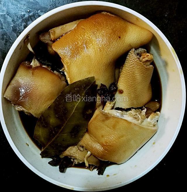 猪蹄洗净，提前一晚用料酒，啤酒，味极鲜，香叶，八角腌渍放入冰箱冷藏，因为我是上班族，只能这样腌渍入味去腥，有时间的朋友可以飞水腌两个小时就行了
