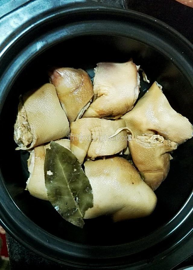 捞出猪蹄和香料放入砂锅