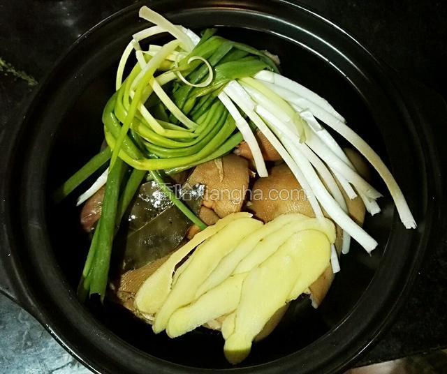 加入香葱和姜片