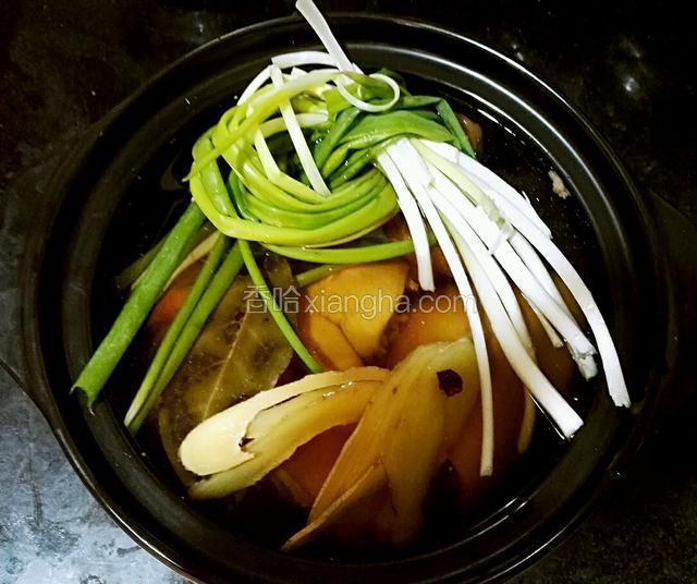 加清水没过食材，就可以开中火煲了