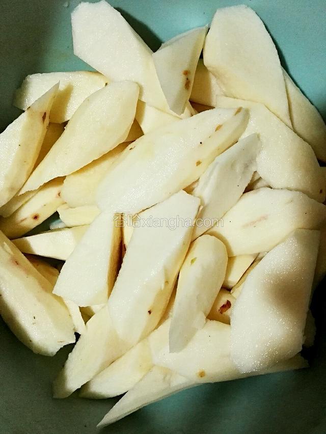 去皮切滚刀块备用