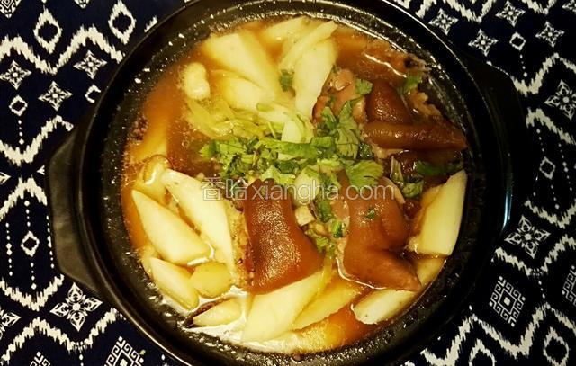 煲好了，加入一把香菜碎，香香的
