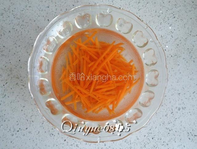 把焯好的胡萝卜丝冷水里泡一下，土豆、菠菜同理