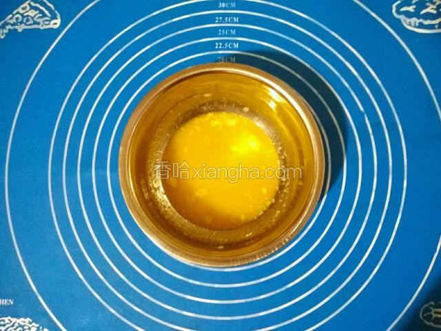 黄油提前隔水加热成液态，我用的调奶器，化黄油杠杠的