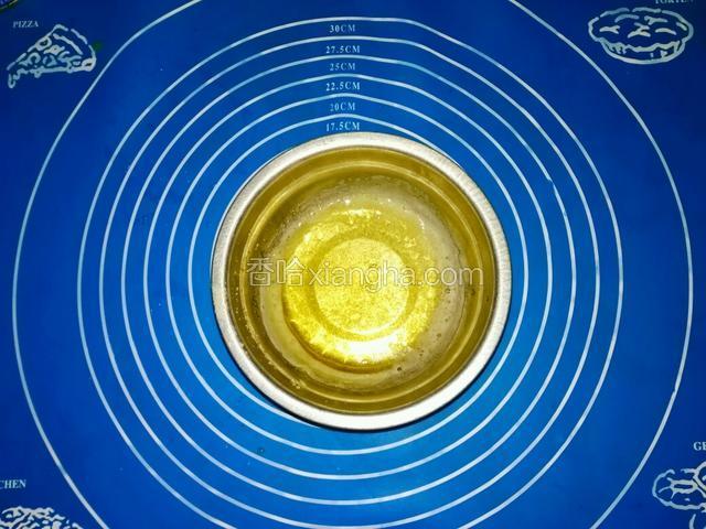 泡好的吉利丁粉坐在热水中融化成液体，保温备用