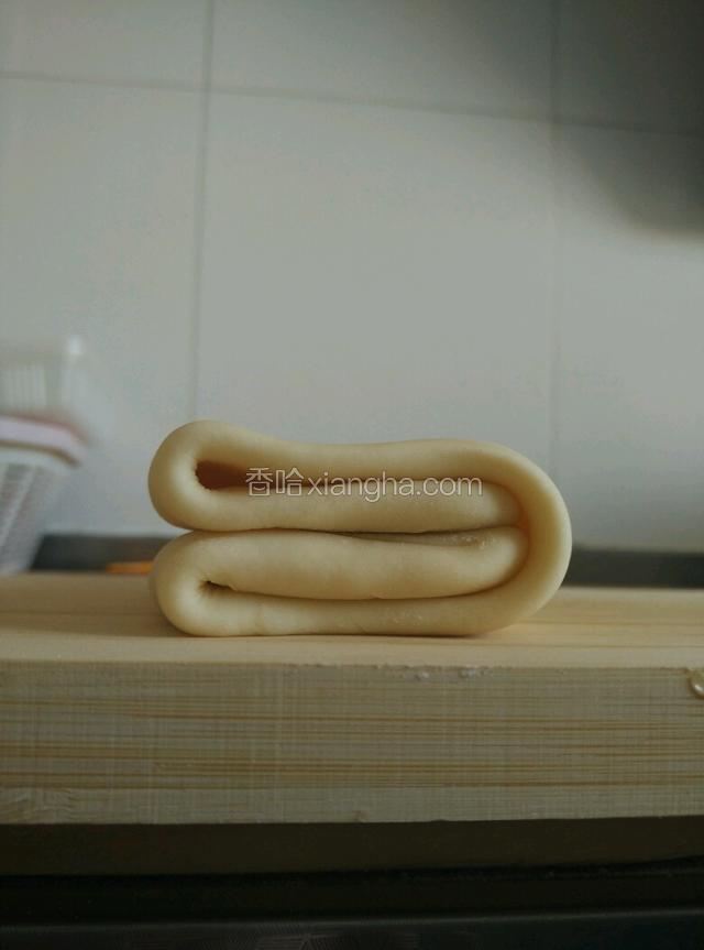 再折一下，看，像被子吧？这就叫四折完成。