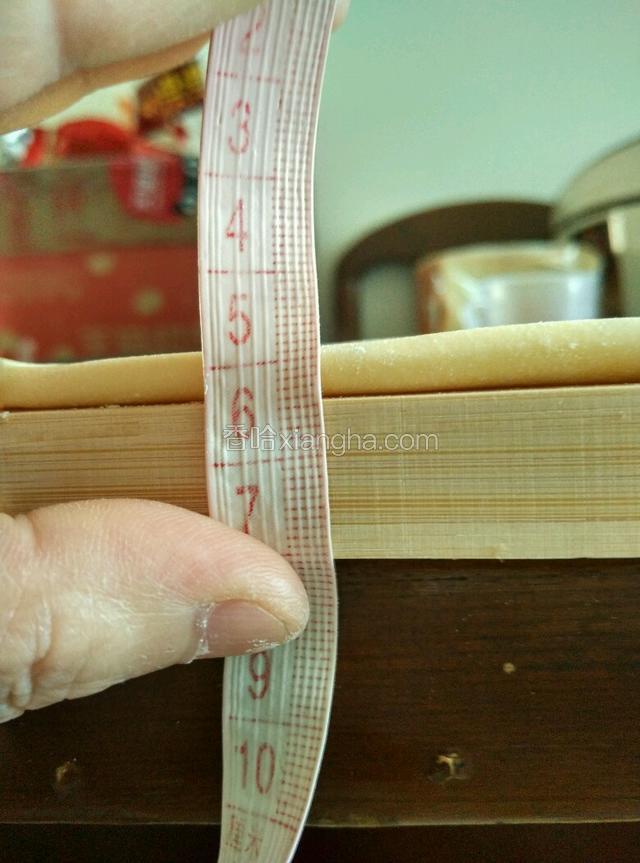 松弛三次15分钟后，把它擀成正规的长方形，大概0.3厘米厚