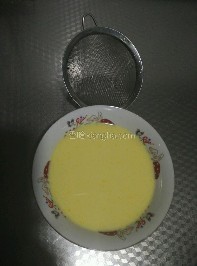 把砂糖和牛奶混合放在炉灶开小火。一直搅拌到砂糖融化，从炉火上拿下来自然晾凉后放入淡奶油和鸡蛋，搅拌均匀，过一次筛子，没顾上拍过程。