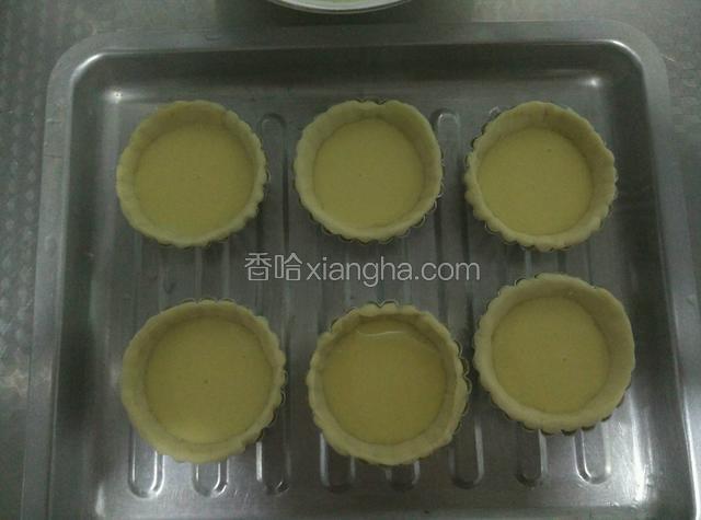 烤箱210度预热，放入烤箱210度中层烤35分钟分钟，要根据自己的烤箱时间温度来定时间。