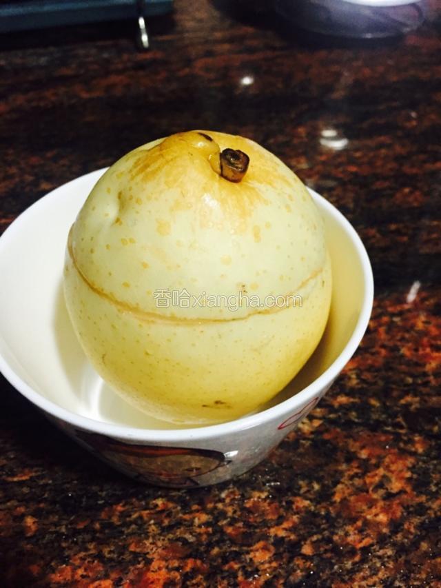将雪梨放进碗里，盖好盖子，准备放进已经加热好的电饭锅里炖