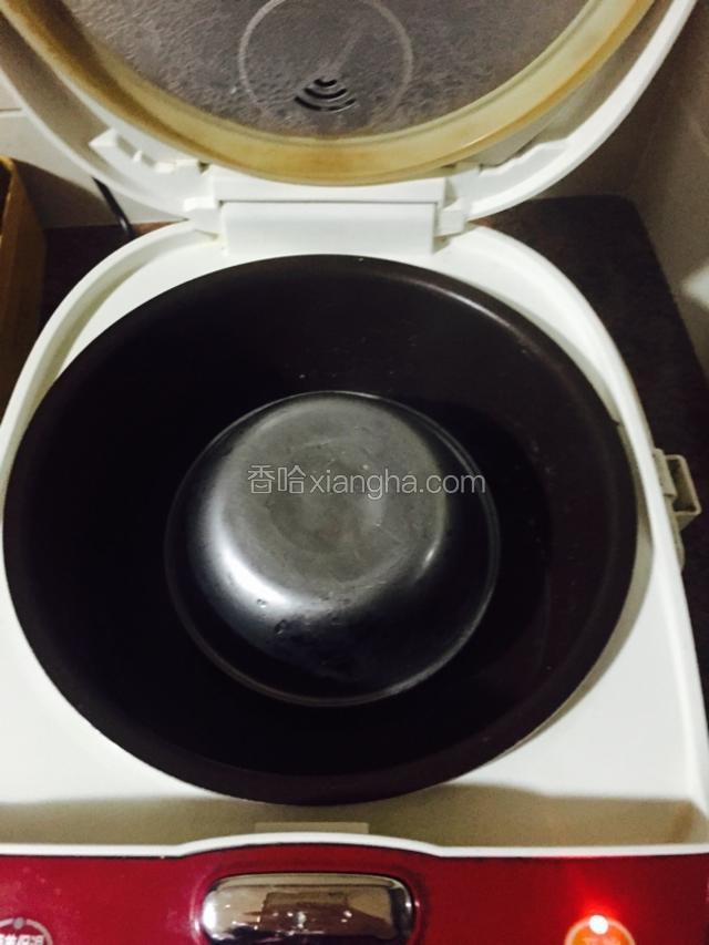 再盖上一个小铁碗，避免小水珠进入碗里。