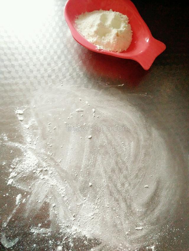 案板上放上薄面。