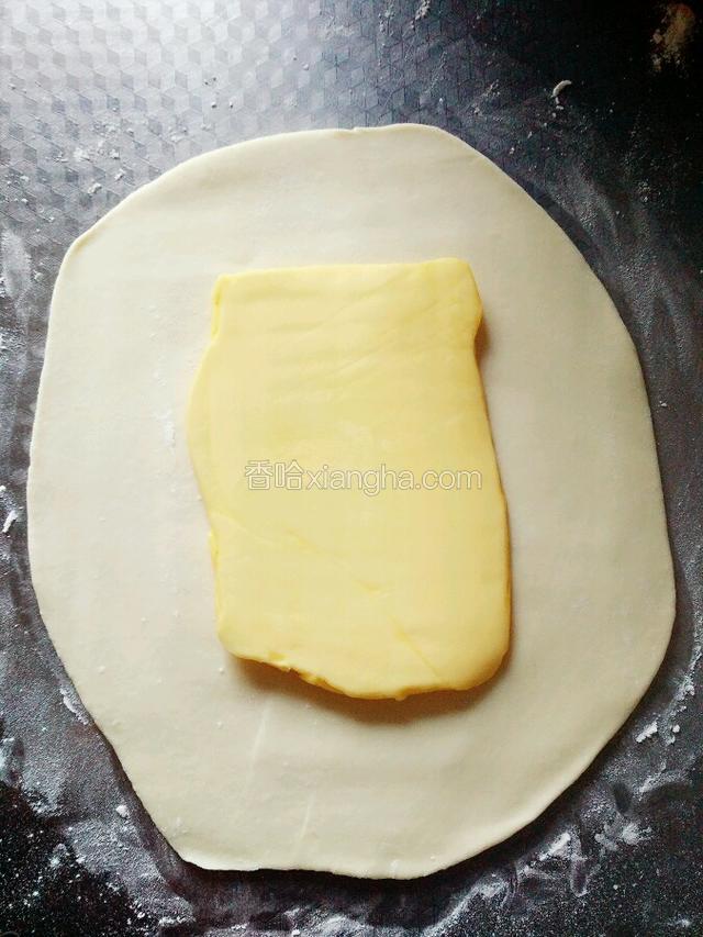 把松弛好的面团擀成大的长方形或者大正方形，要比黄油面积大，如图。