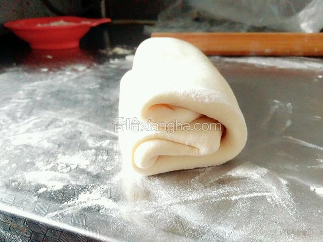 折好后，用保鲜膜包好放入冰箱松弛15分钟，拿出来后，重复6,7,8,9，10步，三次