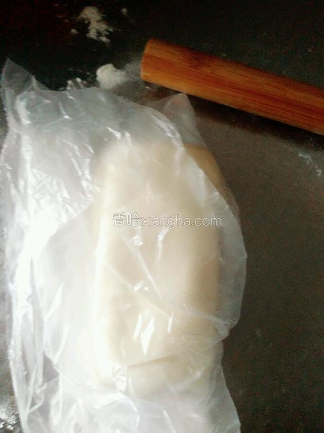 把长条面用保鲜膜包好冰箱里松弛半个小时。