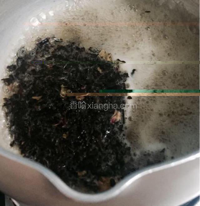 然后关火，焖5分钟，一定要焖哦，这样才会香气四溢。