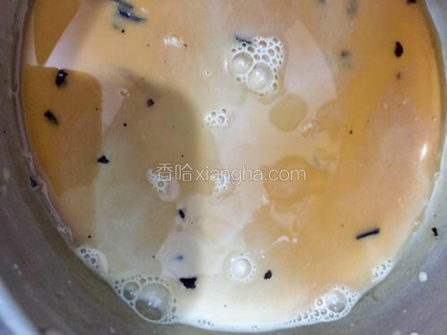 焖好的茶水中加入牛奶，开小火继续煮。