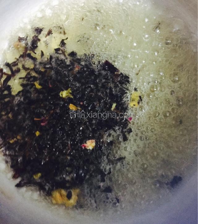 把水倒入小奶锅里，煮沸后放茶，再煮一分钟。