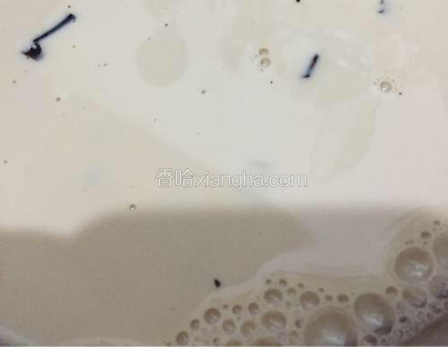 边煮边搅拌，以免产生奶皮。
全程最小火煮，不要煮沸，只要锅的边缘有小气泡，就关火，再焖2-3分钟。