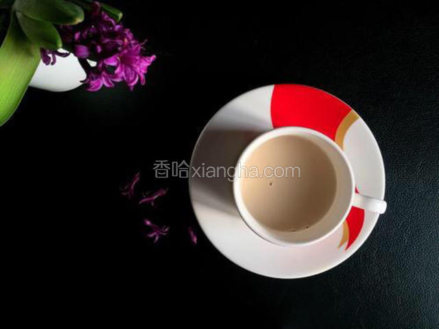 把茶从锅中滤出来，按照自己的口味加糖或者炼乳，肉桂粉也可以哦。
美好的一天，从一杯热奶茶开始，享受吧！(*^_^*)