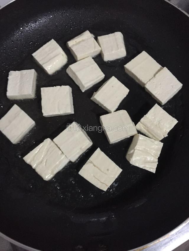 北豆腐切小块，用平底锅煎至两面金黄色