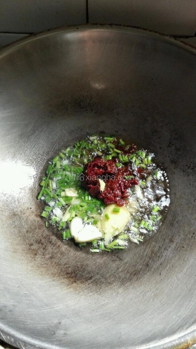起油锅，爆香葱姜蒜和郫县豆瓣酱
