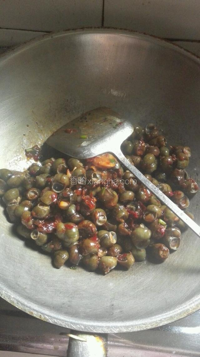 翻炒片刻，加糖，料酒，生抽