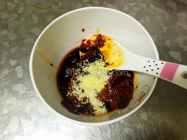 酱油，香辣酱，老干妈和郫县豆瓣的比例为2比1比1比1.
然后加油泼辣子适量根据自己的口味，加盐和鸡精，搅拌均匀，待用