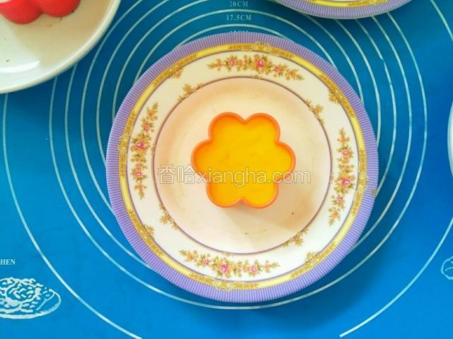 放凉至室温，一定要冷却，不能热的，用小勺子取qq糖液，轻轻倒在慕斯上，动作轻柔，避免破坏慕斯表面，放入冰箱1小时左右即可