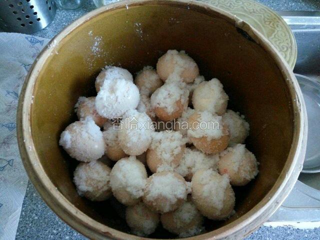 然后轻轻码放在无水无油陶瓷罐中，盖上盖放在阴凉通风地方，腌上40天以上