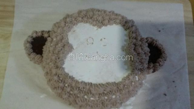 挤满刚才勾勒出的猴子脸以外的所有地方 （耳朵可以挤满 也可以挤一个边缘 我没耐心了就挤一个边 也好看）用牙签勾勒出眼睛和嘴巴
