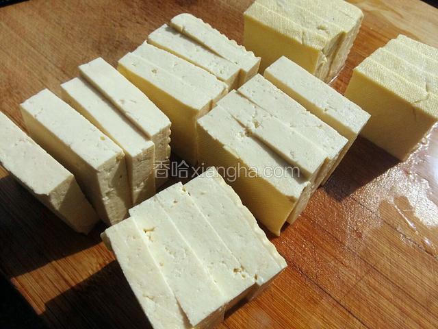 豆腐洗净，切大小适中的块。