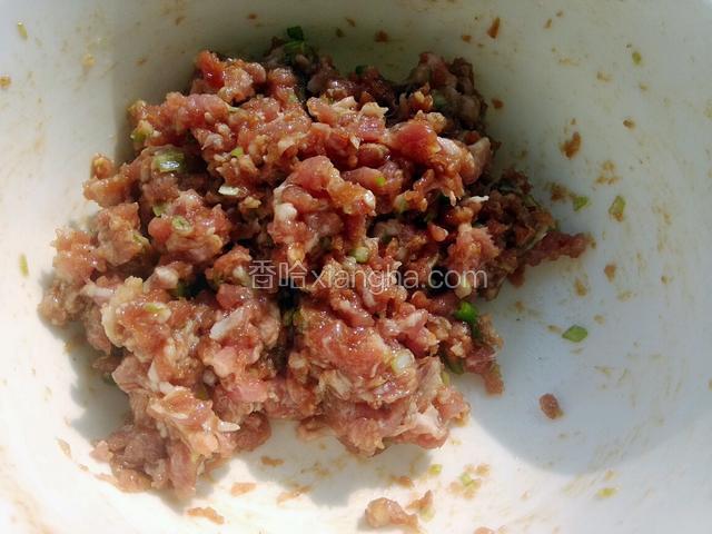 肉馅加盐，花椒粉，鸡粉，酱油，香油，搅拌均匀。