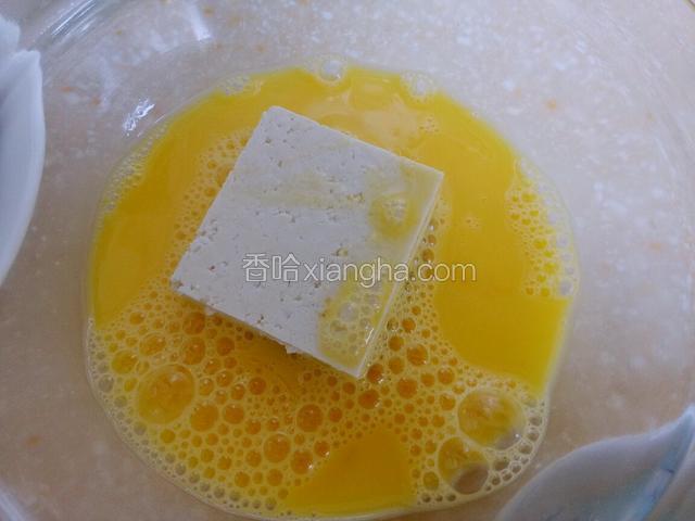 鸡蛋搅匀把夹肉豆腐在鸡蛋液中蘸一下。
