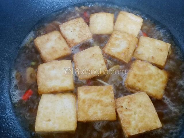 加煎好的豆腐，加海鲜酱油，盐，胡椒粉，鸡粉炖5分钟。