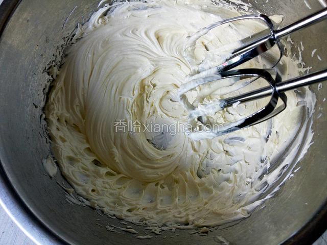 电动搅拌器不开档，先把糖粉和黄油搅拌一下以免打发的时候糖粉四处飞溅。然后开始打发。
打发好的黄油体积膨大颜色变浅。