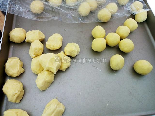 从冰箱里出取出冷藏好的面团，分成大小约十克左右的小剂子，搓圆成小球。
（对了，边搓边按最好。就是搓一个按一个防止干了。）