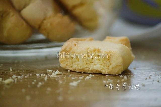 酥的掉渣，拿的时候要轻，一不小心就会捏碎。